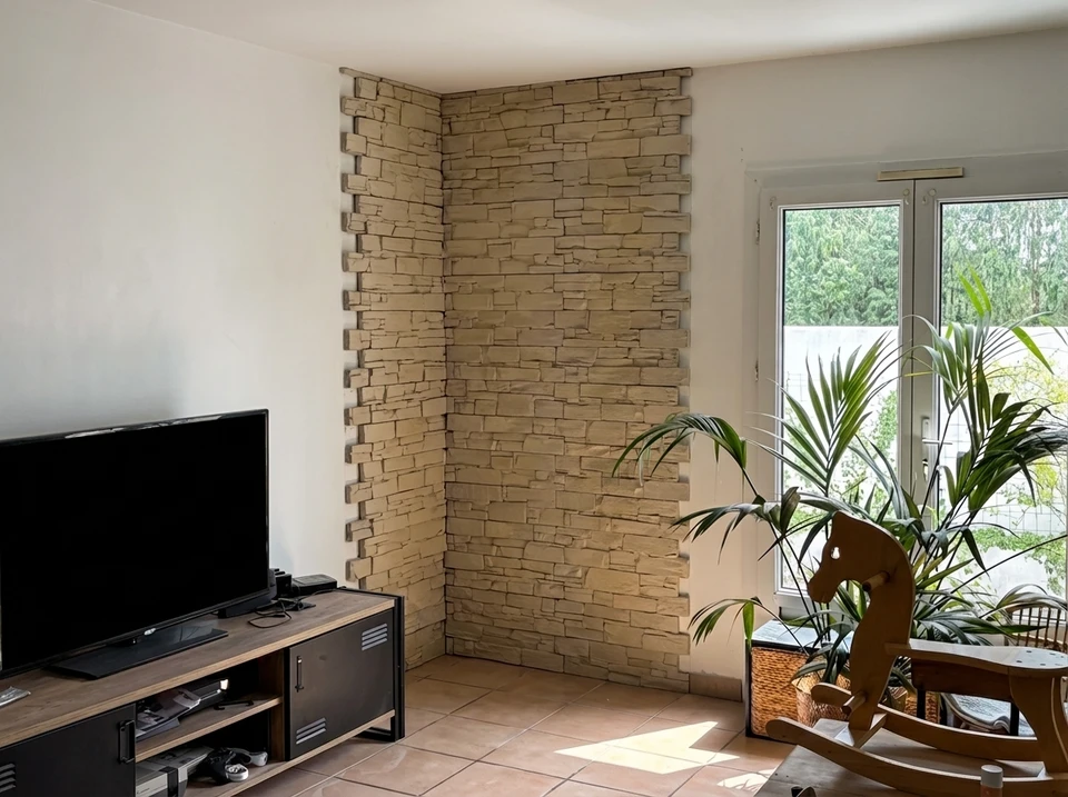 Conception de cuisine d'une maison, carrelage porcelien et faux plafond et étagère décoratifs
